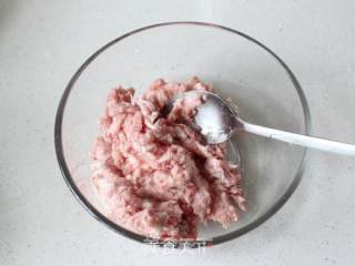 微波鲜肉小笼包的做法步骤：1