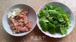 青椒炒肉片的做法步骤：2