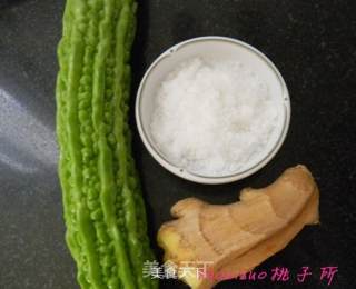 姜丝儿拌苦瓜的做法步骤：1
