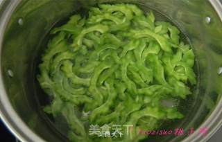 姜丝儿拌苦瓜的做法步骤：4