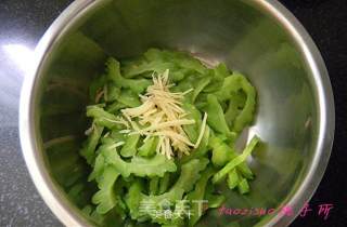 姜丝儿拌苦瓜的做法步骤：6