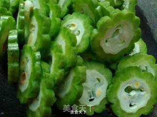 豆豉拌苦瓜的做法步骤：2