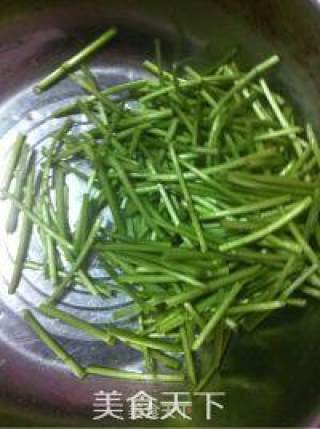 芦蒿炒豆干的做法步骤：1