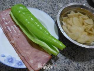 培根尖椒炒山药的做法步骤：1