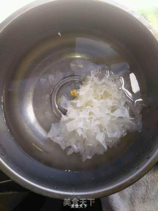 芙蓉出水（银耳荔枝糖水）的做法步骤：1