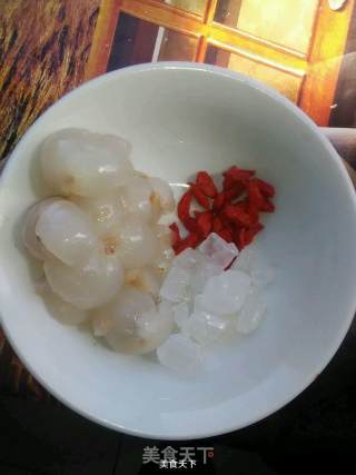 芙蓉出水（银耳荔枝糖水）的做法步骤：2
