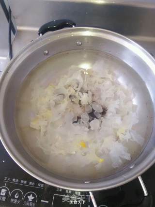芙蓉出水（银耳荔枝糖水）的做法步骤：3