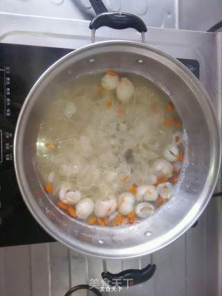 芙蓉出水（银耳荔枝糖水）的做法步骤：4