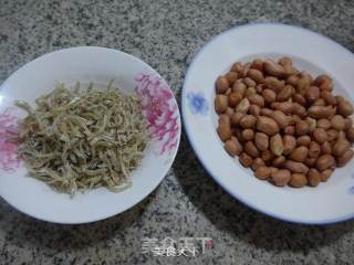 小海蜒炒花生米的做法步骤：1