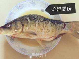 香辣泡椒鲫鱼的做法步骤：1