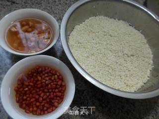 花生米红豆糯米粽的做法步骤：1