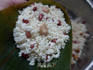 花生米红豆糯米粽的做法步骤：6