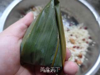花生米红豆糯米粽的做法步骤：7