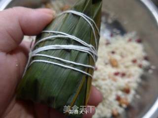 花生米红豆糯米粽的做法步骤：8