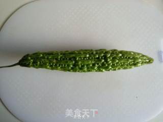 凉拌苦瓜~让苦瓜不再苦得难以下咽的小办法！的做法步骤：1
