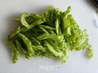 凉拌苦瓜~让苦瓜不再苦得难以下咽的小办法！的做法步骤：3