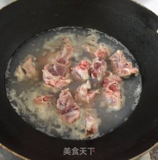 章鱼干淡菜骨头汤的做法步骤：2