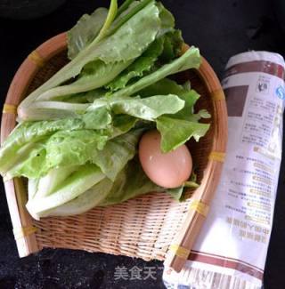 鸡蛋生菜炒挂面的做法步骤：1