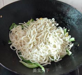 鸡蛋生菜炒挂面的做法步骤：6