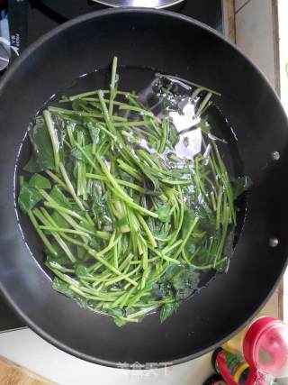 凉拌菠菜鸡蛋粉丝的做法步骤：2