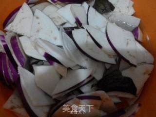 西红柿炒茄子的做法步骤：1