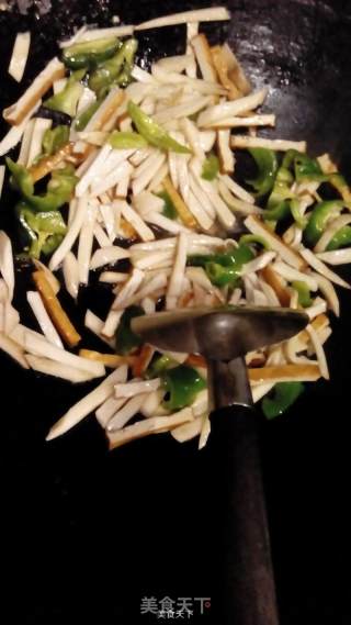 素菜荤吃——杏鲍菇炒烟熏干的做法步骤：2