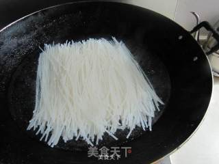 三丝炒米粉的做法步骤：1