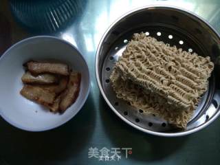 叉烧鸡蛋面的做法步骤：1