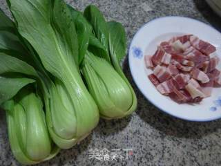 五花风肉炒青菜的做法步骤：1
