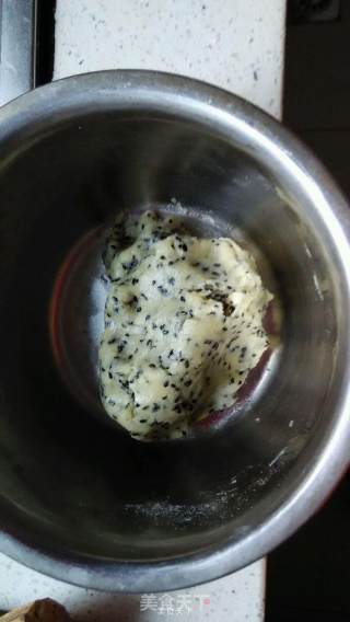 香酥黑芝麻饼的做法步骤：4