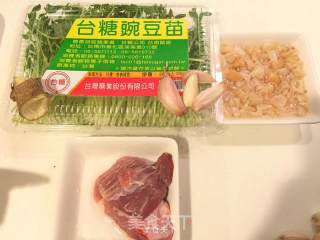 上汤豌豆苗的做法步骤：1