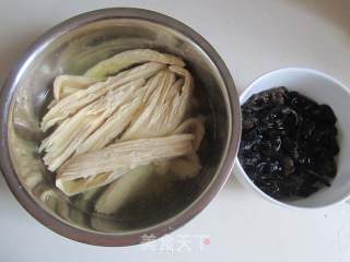 凉拌腐竹木耳的做法步骤：1