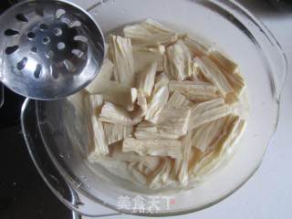 凉拌腐竹木耳的做法步骤：4