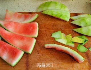 爆炒酸辣西瓜皮扮靓夏季餐桌的做法步骤：2