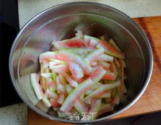 爆炒酸辣西瓜皮扮靓夏季餐桌的做法步骤：3