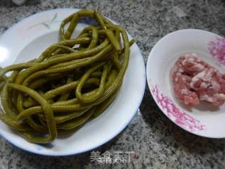 猪肉末炒酸带豆的做法步骤：1