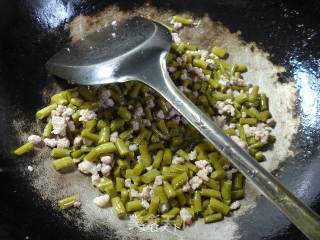 猪肉末炒酸带豆的做法步骤：5