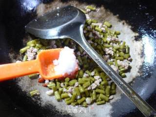 猪肉末炒酸带豆的做法步骤：7