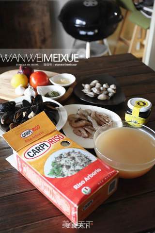 墨鱼汁海鲜饭的做法步骤：1