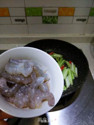 银耳虾仁芹菜小炒的做法步骤：4