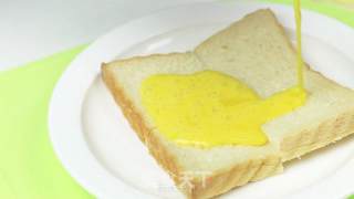 吐司鸡蛋盅的做法步骤：2