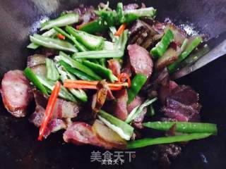 湘西腊肉炒腊肠的做法步骤：6