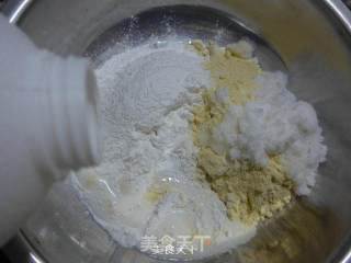 奶香玉米面糯米饼的做法步骤：4