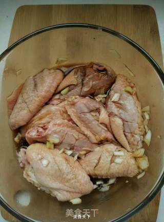 可乐鸡翅的做法步骤：1