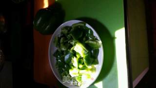 青椒炒肥肠青椒又称柿子椒的做法步骤：1
