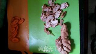 青椒炒肥肠青椒又称柿子椒的做法步骤：3