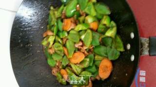 青椒炒肥肠青椒又称柿子椒的做法步骤：4