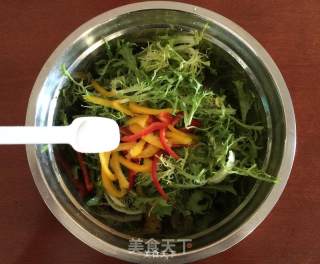 彩椒拌苦菊的做法步骤：4