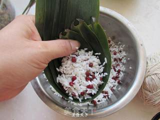 红豆蜜枣粽子的做法步骤：6