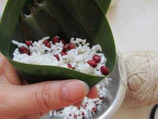 红豆蜜枣粽子的做法步骤：7